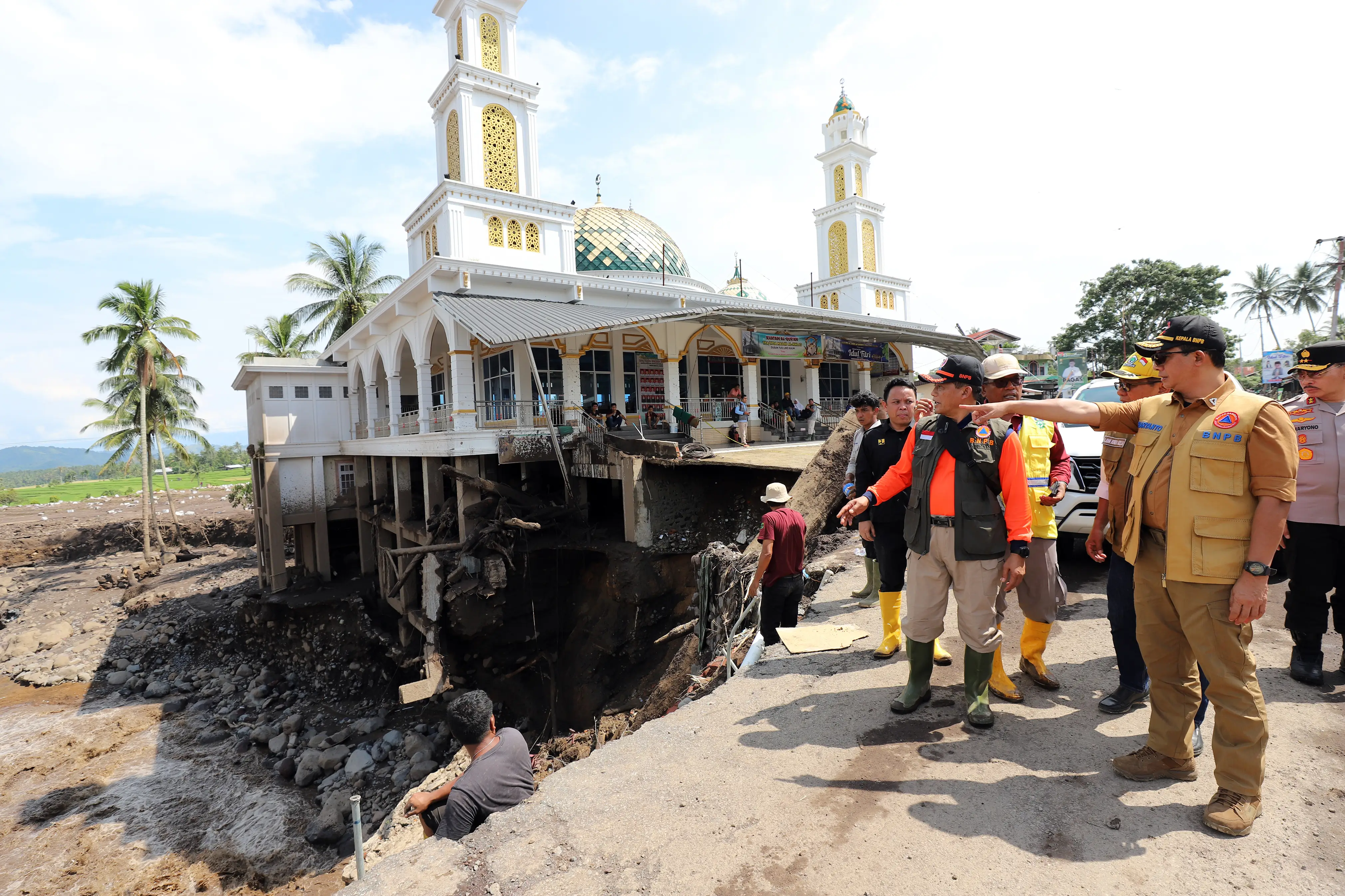 Kepala BNPB Letjen TNI Suharyanto (kemeja dan rompi cokelat) beserta rombongan saat meninjau lokasi terdampak banjir lahar hujan dan tanah longsor di Jorong Panti, Kabupaten Tanah Datar, Sumatra Barat, pada Selasa (14/5).